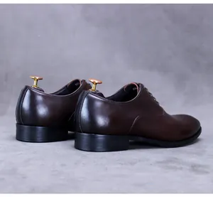 Seitenansicht der tiefbraunen Oxford-Schuhe aus Leder mit handgeriebenem Farbverlauf