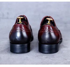 Vue arrière des chaussures Brogue en cuir avec dégradé rouge-noir et détails perforés fins