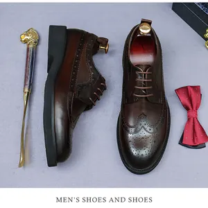 Dettaglio macro di scarpe brogue in pelle marrone con classici decori a traforo
