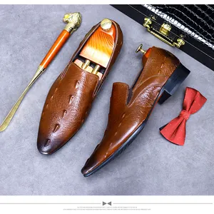 Detail brauner Business-Loafer aus Leder mit handgefertigtem Farbverlauf und Prägung