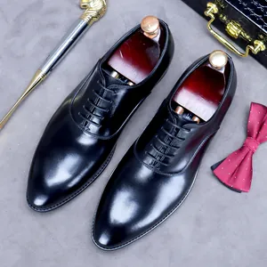 Klassische Oxford-Herrenschuhe aus schwarzem Leder mit Schuhspannern aus Holz auf Filz