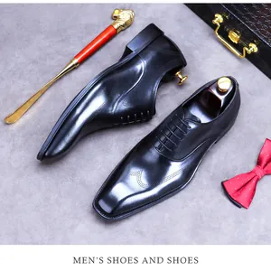 Κάτοψη μαύρων δερμάτινων παπουτσιών brogue με πολυτελή αξεσουάρ και κόκκαλο παπουτσιών