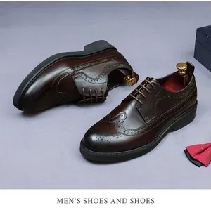 Dettaglio di scarpe Brogue in pelle marrone scuro con sfumatura vintage e tendiscarpe