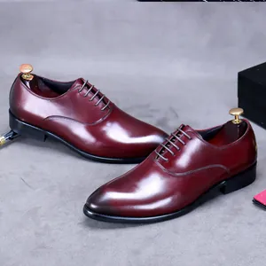 Herren Oxford-Schuhe aus bordeauxrotem Leder mit Schuhspannern aus Holz auf Grau