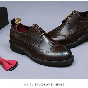 Vista dettagliata delle scarpe Brogue in pelle testa di moro con eleganti decorazioni