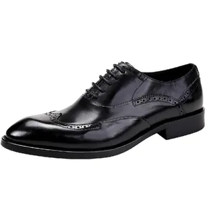 Chaussures richelieus Oxford en cuir noir pour homme avec détails de découpes brogues