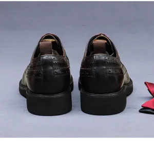 Dettaglio macro di scarpe brogue in pelle marrone con fori intagliati e suola in gomma