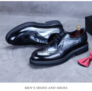 Dettaglio delle scarpe Brogue in pelle nera con decorazioni traforate e papillon rosso