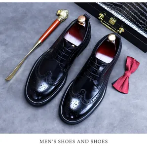 Dettaglio scarpe stringate nere stile Brogue con motivi intagliati e tendiscarpe