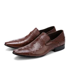 Dunkelbraune Leder-Loafer für Herren mit Krokodilprägung und Slip-On-Design im Business-Stil