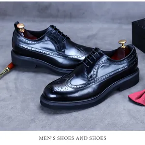 Vista dettagliata delle scarpe brogue in pelle nera con classico motivo a fori decorativi