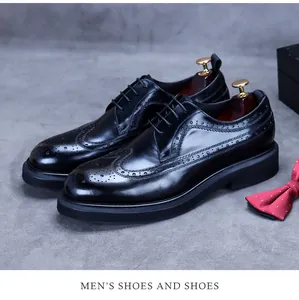 Dettaglio di scarpe brogue in pelle nera da uomo con eleganti decorazioni traforate