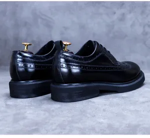 Dettaglio macro di scarpe brogue in pelle nera con intagli a coda di rondine e suola