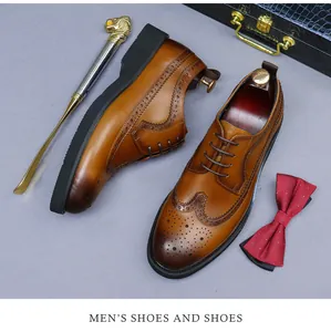 Dettaglio macro dei motivi brogue wingtip e della finitura in pelle marrone brunita