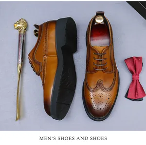 Vista dall'alto dettagliata di scarpe brogue in pelle marrone con motivi wingtip classici