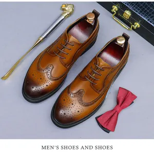 Scarpe brogue in pelle marrone con decorazioni classiche e suola nera elegante