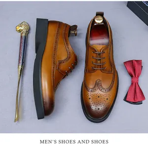 Vista dall'alto di scarpe brogue in pelle marrone con motivi, calzante e papillon