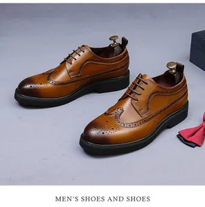 Dettaglio delle scarpe brogue in pelle marrone con classiche decorazioni traforate e texture
