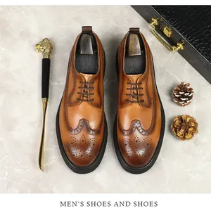 Κορυφαία άποψη καφέ παπουτσιών brogue με καλαπόδια σε μαρμάρινο φόντο