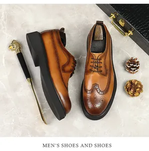 Λεπτομέρεια καφέ δερμάτινα παπούτσια brogue με σχέδιο wingtip σε μαρμάρινη επιφάνεια