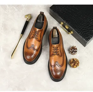 Λεπτομέρεια από καφέ δερμάτινα brogues παπούτσια με διακοσμητικές τρύπες και ντεγκραντέ