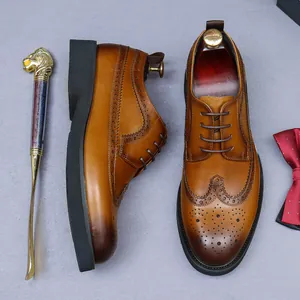 Scarpe brogue classiche in pelle marrone con decorazioni traforate e texture in pelle premium