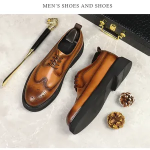 Καφέ παπούτσια brogue με ντεγκραντέ φινίρισμα και παχιά σόλα σε μαρμάρινο δάπεδο