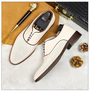 Detail von atmungsaktiven beige Leder-Oxfordschuhen mit braunen Futterakzenten