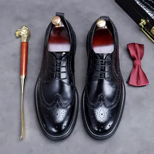 Scarpe classiche brogue in pelle nera da uomo con eleganti tendiscarpe in legno