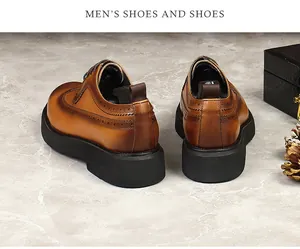 Κοντινό πλάνο με καφέ δερμάτινα brogues με διακοσμητικά σχέδια και χοντρές μαύρες σόλες