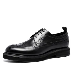 Scarpe brogue classiche nere da uomo con decorazioni a coda di rondine e suola spessa