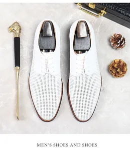 Nahaufnahme des weißen perforierten Oberleders und Business-Schuhe mit Metall-Schuhlöffel