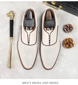 Draufsicht auf beige, gelochte Oxford-Schuhe aus Leder mit atmungsaktiven Brogue-Details