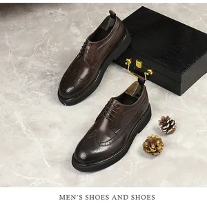 Κοντινή λήψη καφέ παπουτσιών brogue με σχέδιο wingtip και vintage υφή