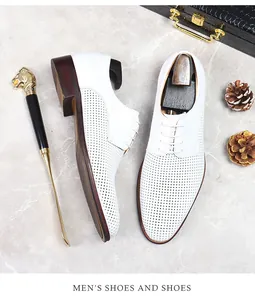 Draufsicht auf weiße Leder-Derbyschuhe mit Perforationen und edlem Zubehör für Herren