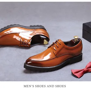 Dettaglio scarpe Derby in pelle lucida marrone con tendiscarpe in legno e papillon rosso