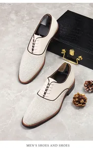 Detaillierte Draufsicht auf beige Leder-Oxfords mit Lochmuster auf Marmorhintergrund
