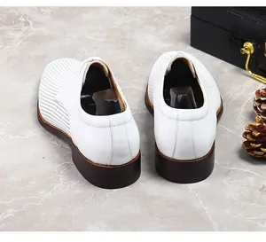 Detailansicht weißer perforierter Lederschuhe mit atmungsaktivem Design und brauner Sohle