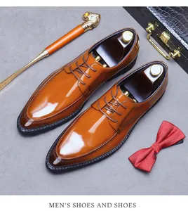 Dettaglio scarpe derby in pelle marrone lucida con tendiscarpe e accessori eleganti