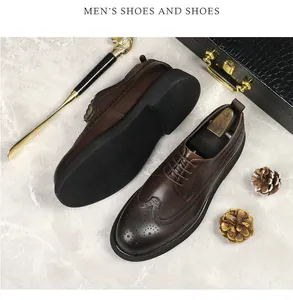 Λεπτομέρεια καφέ δερμάτινα παπούτσια brogue με σχέδια και χοντρή σόλα από καουτσούκ