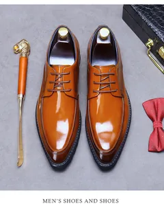 Dettaglio delle scarpe Derby in pelle marrone con punta brunita e accessori di lusso uomo