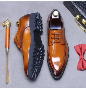 Dettaglio di scarpe Derby in pelle marrone con finitura lucida e suola spessa dentellata