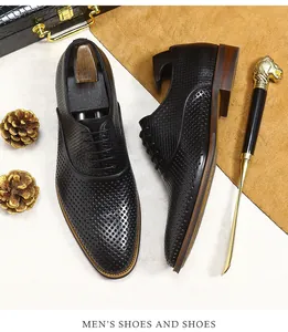 Details von schwarzen Leder-Oxfordschuhen mit atmungsaktivem Lochmuster und Schnürsenkeln