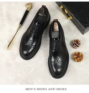 Κάτοψη από μαύρα δερμάτινα παπούτσια brogue με λεπτομέρειες wingtip και κορδόνια