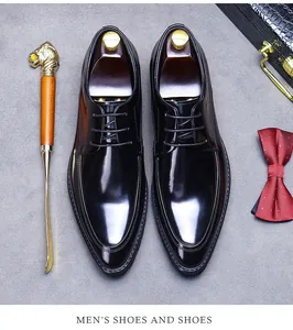 Scarpe Derby in pelle lucida nera con papillon rosso e accessori per il business