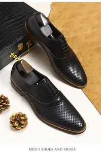 Nahaufnahme schwarzer Business-Schuhe aus Leder mit Brogue-Mustern und Prägung