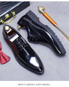 Primo piano di scarpe derby in pelle verniciata nera lucida con suole spesse e papillon