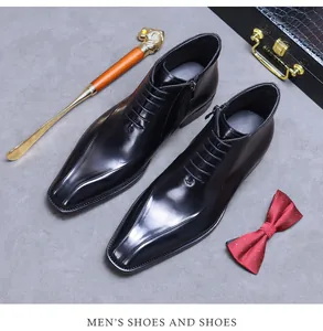 Détail de bottines en cuir poli noir pour hommes avec fermeture éclair et lacets