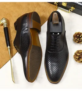 Detailansicht der schwarzen Brogue-Schuhe aus Leder mit rutschfester Sohle und Schuhanzieher