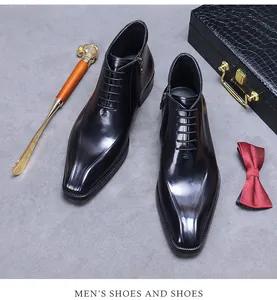 Vue de dessus de bottines en cuir noir brillant avec fermeture éclair et lacets